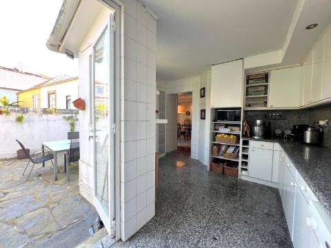 Moradia T3+1 com jardim na Foz Velha.