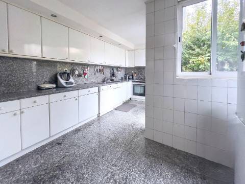 Moradia T3+1 com jardim na Foz Velha.