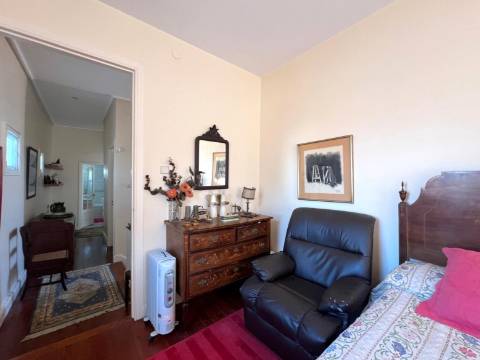 Moradia T3+1 com jardim na Foz Velha.