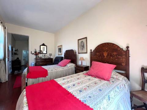 Moradia T3+1 com jardim na Foz Velha.