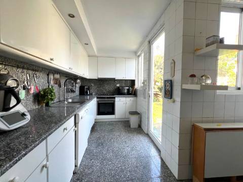 Moradia T3+1 com jardim na Foz Velha.