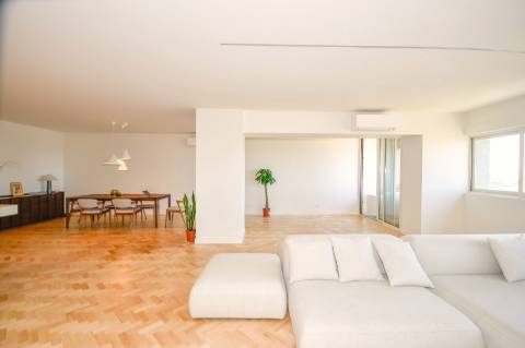 Apartamento T4 de Luxo com 3 frentes no Porto
