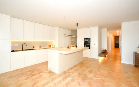 Apartamento T4 de Luxo com 3 frentes no Porto