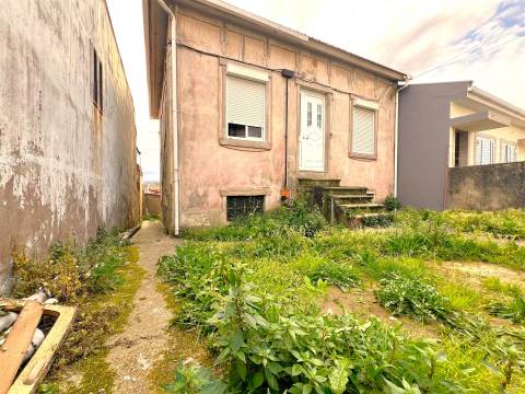 Moradia para reabilitar ou aumentar num lote de 429 m2 em Aldoar