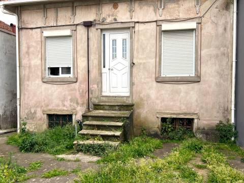 Moradia para reabilitar ou aumentar num lote de 429 m2 em Aldoar