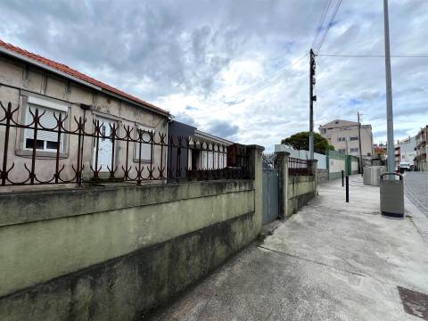 Moradia para reabilitar ou aumentar num lote de 429 m2 em Aldoar