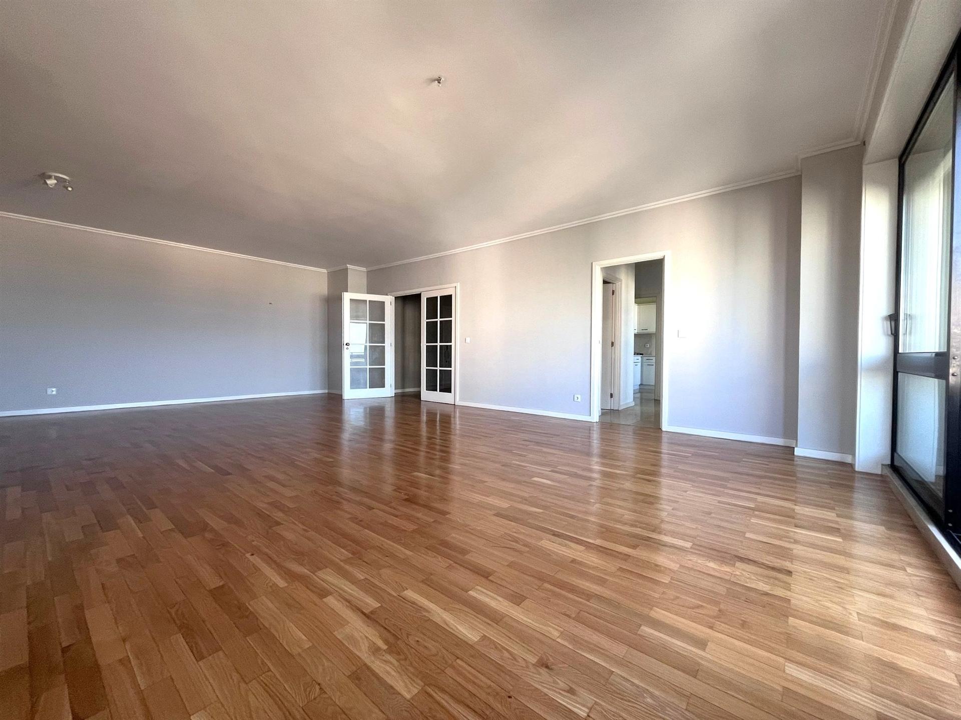 Apartamento T4+1 Arrendamento em Ramalde,Porto