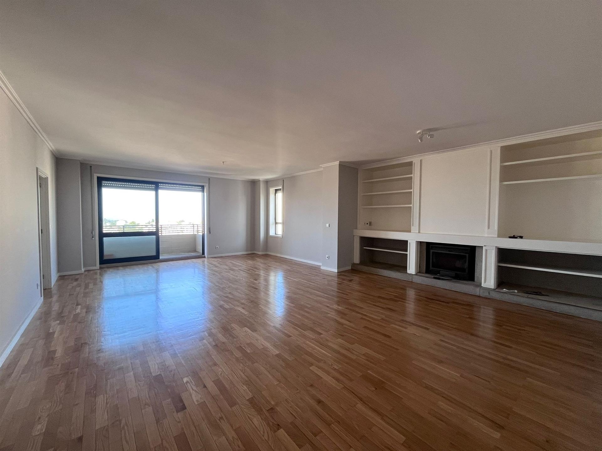Apartamento T4+1 Arrendamento em Ramalde,Porto