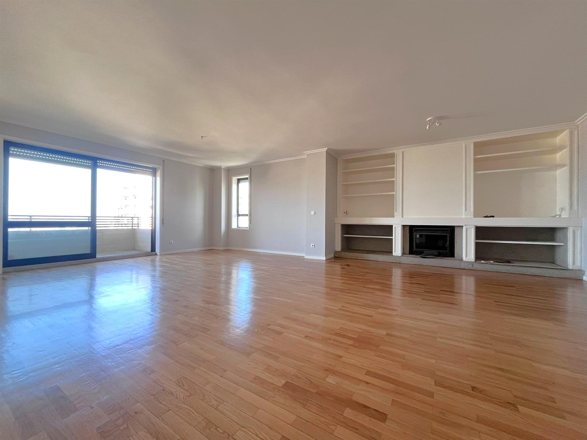 Apartamento T4+1 Arrendamento em Ramalde,Porto
