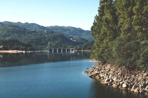 Moradia T4 em frente ao rio no Gerês