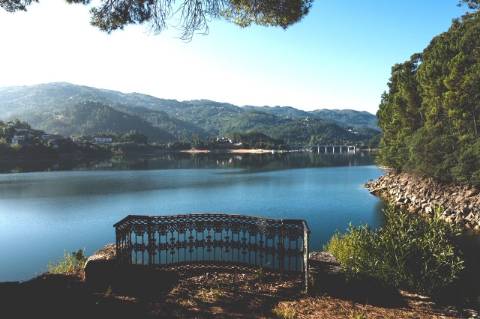 Moradia T4 em frente ao rio no Gerês