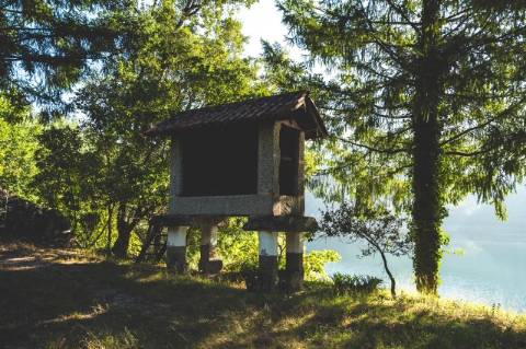 Moradia T4 em frente ao rio no Gerês