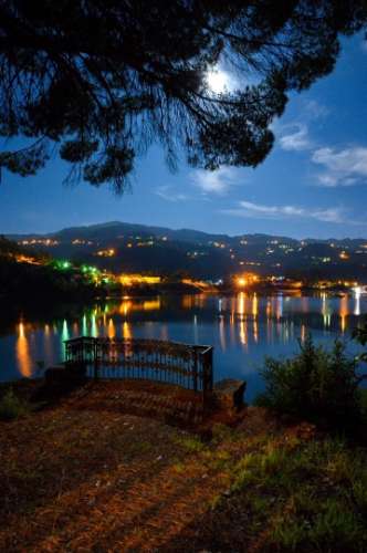 Moradia T4 em frente ao rio no Gerês