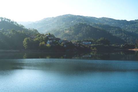 Moradia T4 em frente ao rio no Gerês