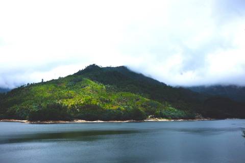 Moradia T4 em frente ao rio no Gerês