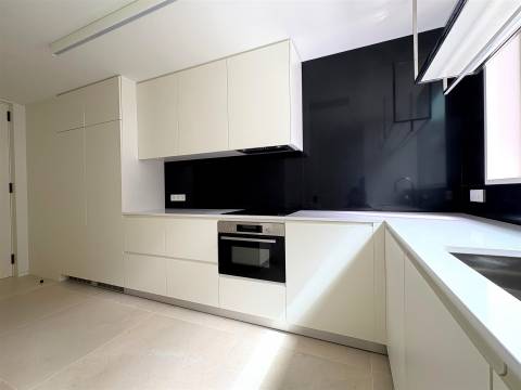 T3 de luxo c/ jardim em condomínio privado em Nevogilde