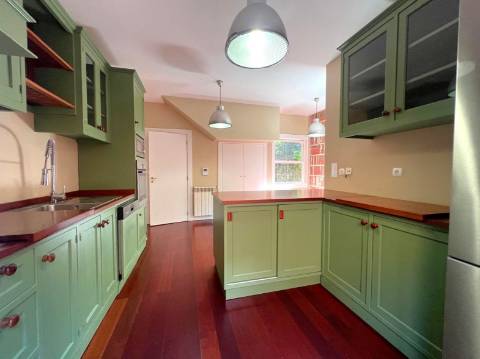 Moradia T4 na Foz velha com jardim e piscina perto do rio e mar