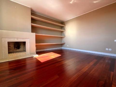 Moradia T4 na Foz velha com jardim e piscina perto do rio e mar