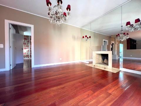 Moradia T4 na Foz velha com jardim e piscina perto do rio e mar