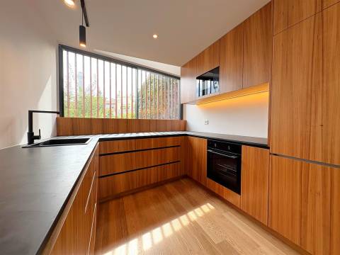 Moradia T4 ao Palácio de Cristal no Porto entre a Baixa e a Boavista