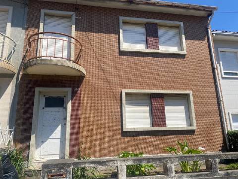 Moradia T3 c/ jardim no Bairro António Aroso - Porto