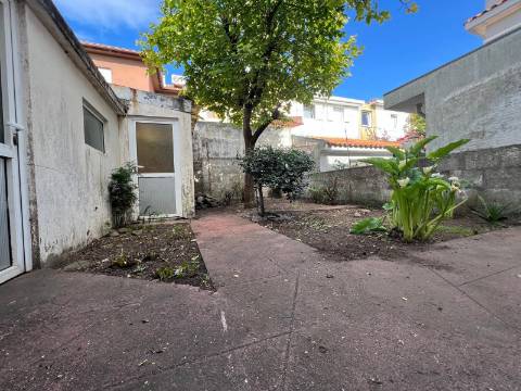 Moradia T3 c/ jardim no Bairro António Aroso - Porto