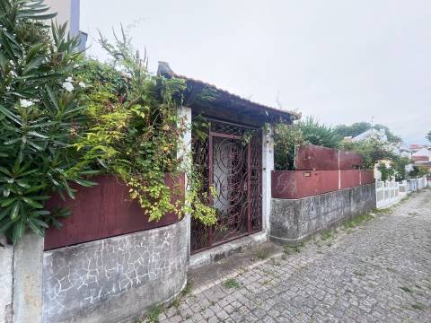 Moradia T4 c/ jardim junto ao rio nas Condominhas