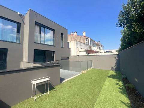 Moradia T4 c/ jardim, junto ao CLIP e ao Parque da Cidade – Porto