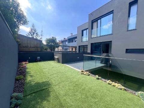 Moradia T4 c/ jardim, junto ao CLIP e ao Parque da Cidade – Porto