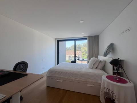 Moradia T4 c/ jardim, junto ao CLIP e ao Parque da Cidade – Porto