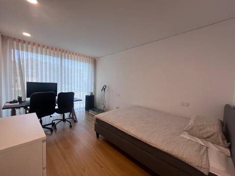 Moradia T4 c/ jardim, junto ao CLIP e ao Parque da Cidade – Porto