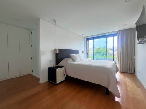 Moradia T4 c/ jardim, junto ao CLIP e ao Parque da Cidade – Porto