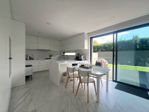 Moradia T4 c/ jardim, junto ao CLIP e ao Parque da Cidade – Porto