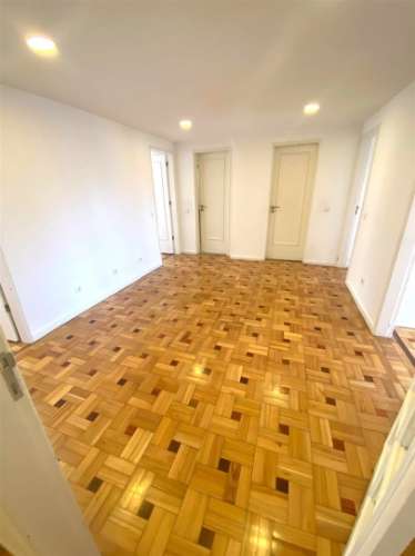 Apartamento T4 c/ varanda renovado à Av. da Boavista