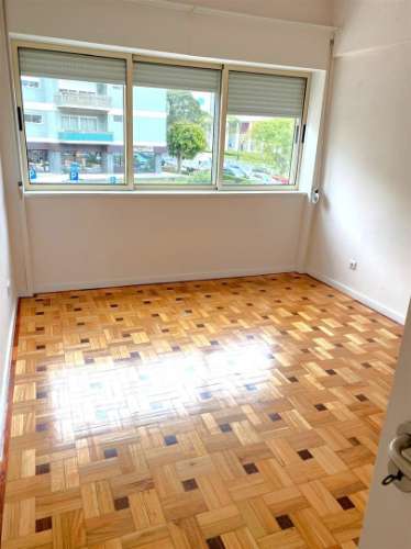 Apartamento T4 c/ varanda renovado à Av. da Boavista