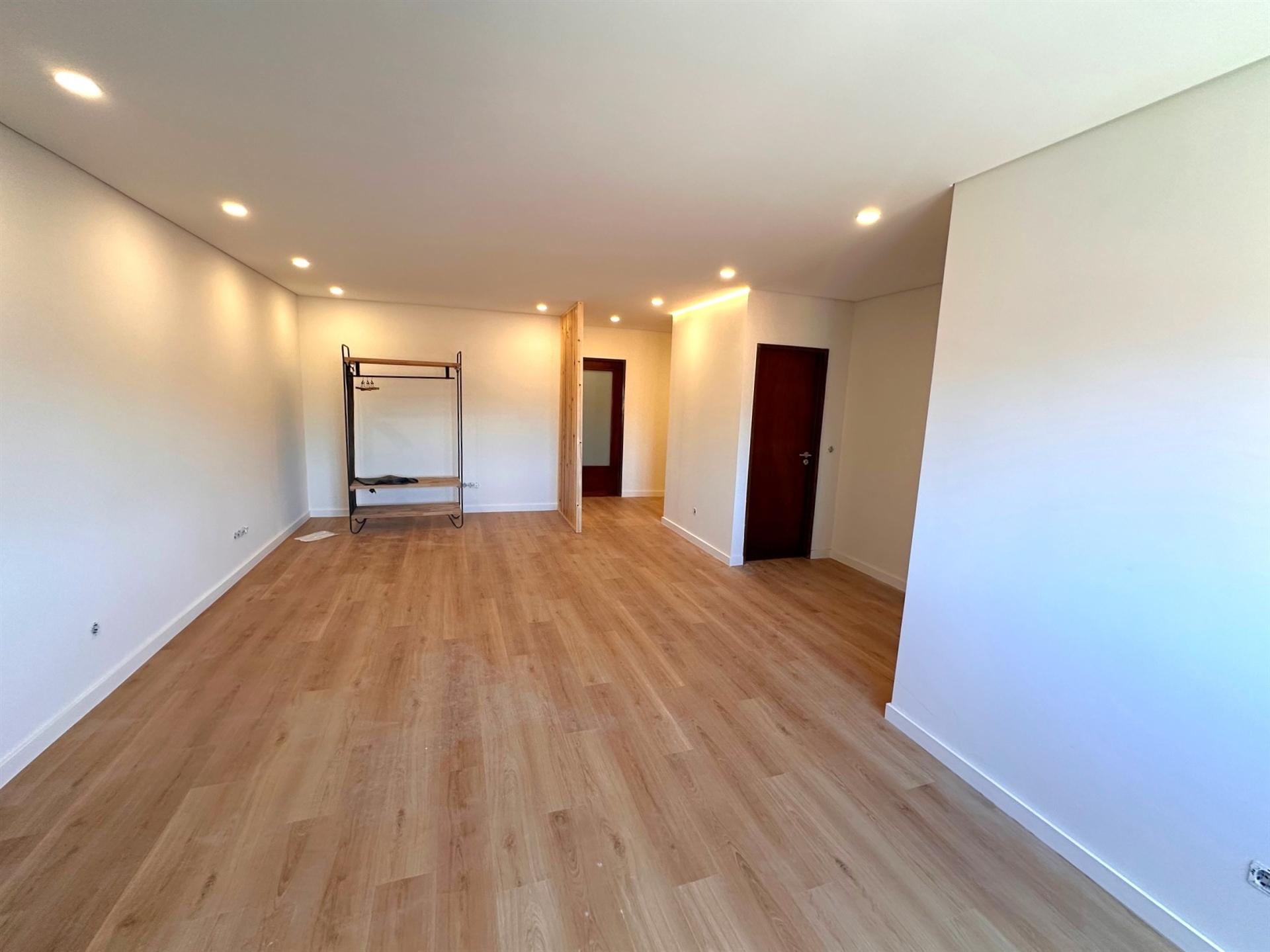 T3 remodelado p arrendar em Ramalde