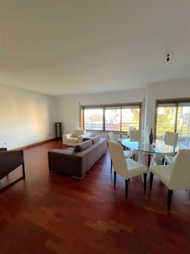 T2 c/ varanda e garagem p/ arrendar no Porto