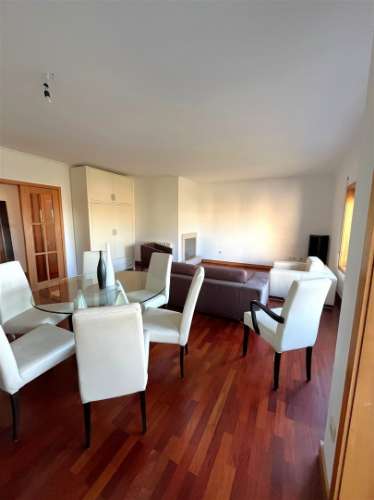 T2 c/ varanda e garagem p/ arrendar no Porto