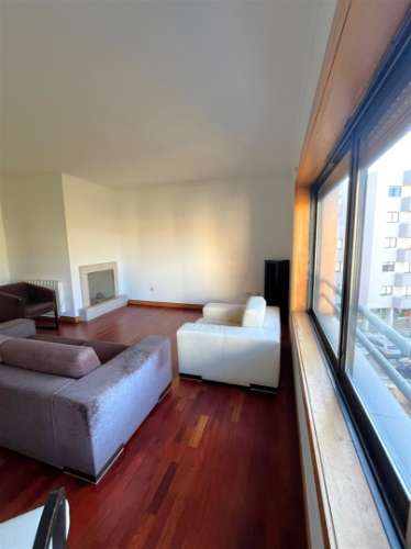 T2 c/ varanda e garagem p/ arrendar no Porto