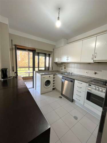 T2 c/ varanda e garagem p/ arrendar no Porto