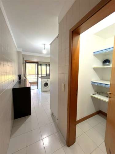 T2 c/ varanda e garagem p/ arrendar no Porto