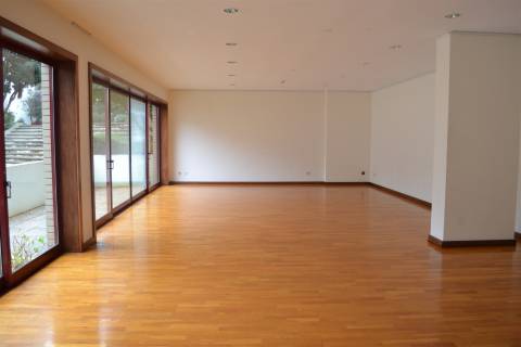 T2 c/ varanda e garagem no Pinheiro Manso no Porto