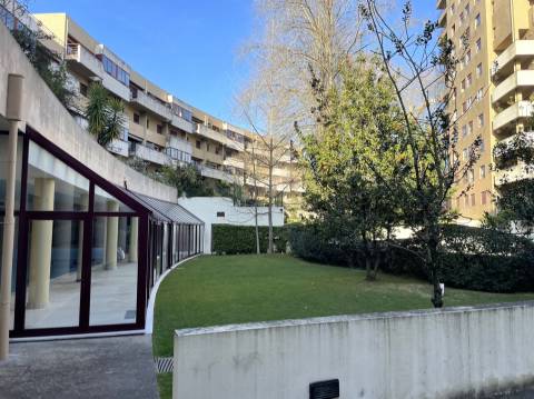 T2 c/ varanda e garagem no Pinheiro Manso no Porto