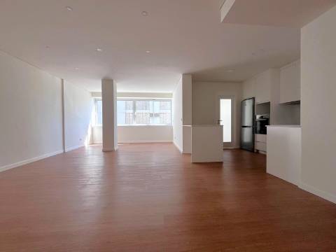 T4 totalmente renovado no Pinheiro Manso na Avenida da Boavista, Porto