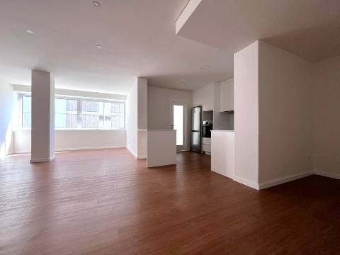 T4 totalmente renovado no Pinheiro Manso na Avenida da Boavista, Porto