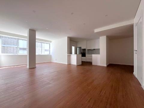 T4 totalmente renovado no Pinheiro Manso na Avenida da Boavista, Porto