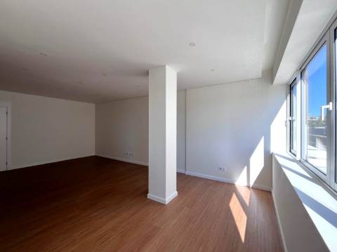 T4 totalmente renovado no Pinheiro Manso na Avenida da Boavista, Porto