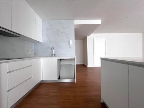 T4 totalmente renovado no Pinheiro Manso na Avenida da Boavista, Porto