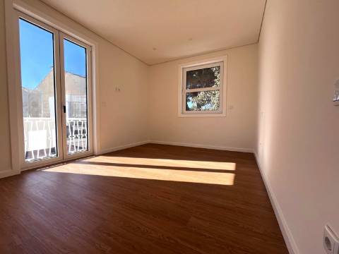 T4 totalmente renovado no Pinheiro Manso na Avenida da Boavista, Porto
