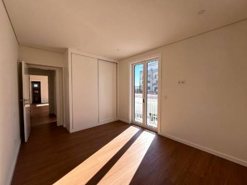 T4 totalmente renovado no Pinheiro Manso na Avenida da Boavista, Porto